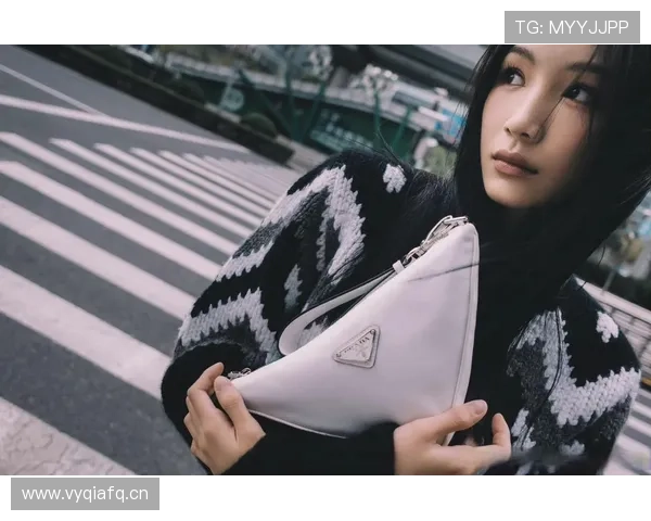 张楠穿运动鞋配西装就像明星随时开秀，那身价到底是裤兜里藏着黄金？